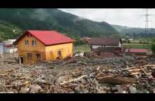 Prăpăd la Rucăr: Gospodării sub ape, persoane evacuate, drum blocat și o femeie grav rănită