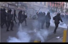 Tear gas & water cannons as brutal clashes break out in Naples (Breaking live feed record)
