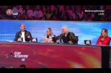 GOVASTILETO.GR: Ο Νίκος Καρβέλας πετάει την τσίχλα του σε παίκτρια