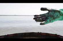 Το περιβαλλοντικό έγκλημα στην Σαλαμίνα συνεχίζεται - Αμοντάριστα πλάνα από Greenpeace