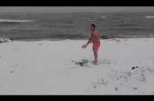 ThessNews.gr- Αθάνατος Θεσσαλονικιός παίζει ρακέτες στο χιόνι!