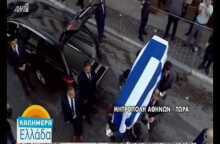 Συγκίνηση και σιωπή στην άφιξη της σορού του Κωνσταντίνου Μητσοτάκη στη Μητρόπολη Αθηνών