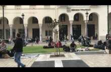 Πρόσφυγες και μετανάστες έξω απο το ΑΤ