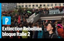 Paris : des manifestants pour le climat occupent le centre commercial Italie 2