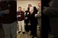 Η Μαίρη Λίντα τραγουδά στο Γηροκομείο όπου βρίσκεται (video)