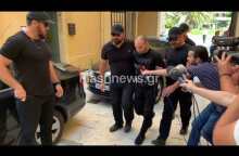 Ο 27χρονος δολοφόνος Suzanne Eaton οδηγείται στον ανακριτή