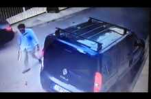 Βουλιαγμένη: Επώνυμος νεαρός "πλάκωσε" με ρόπαλο το βανάκι που εμπόδιζε το SUV του