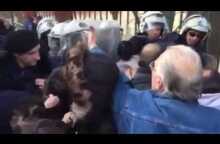 Δείτε τη στιγμή της έντασης με τις καθαρίστριες έξω από το Μέγαρο Μαξίμου