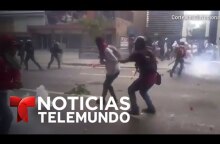 Momento en que una tanqueta atropella a manifestantes en Venezuela | Noticias | Noticias Telemundo
