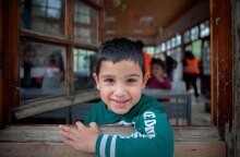 Ένα διαφορετικό σχολείο φέρνει χαρά στα παιδιά πρόσφυγες