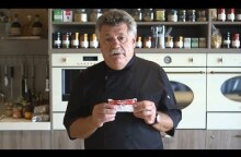 Ο Λευτέρης Λαζάρου με τους Γιατρούς Χωρίς Σύνορα κατά του παιδικού υποσιτισμού