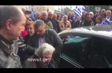 Συλλαλητήριο: Άφιξη Μίκη Θεοδωράκη στο Σύνταγμα