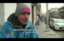 Πρόσφυγες μοιράζουν φαγητό σε άστεγους Έλληνες