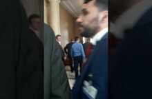 Βίντεο: Ο Κασιδιάρης βγαίνει βρίζοντας από την Ολομέλεια μετά την επίθεση σε Δένδια