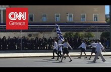 25η Μαρτίου: Η σημαιοφόρος με την μαντίλα που ξεχώρισε