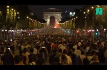 La France en finale: Les images des Champs-Élysées en fête