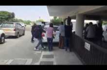 Περικύκλωσαν την Βρετανίδα σε Δικ/ριο-Με καλυμμένο το πρόσωπο η 19χρονη