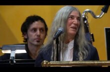 Patti Smith stumbles midway through Nobel Prize performance