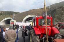 Οι αγρότες απέκλεισαν τα Τέμπη © larissanet.gr