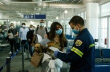 Γυναίκα ζητά διευκρινίσεις για τη διαδικασία