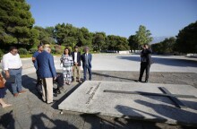 Φόρος τιμής στους Τάφους των Βενιζέλων. Διακρίνονται η Πρόεδρος της Επιτροπής «Ελλάδα 2021» Γιάννα Αγγελοπούλου-Δασκαλάκη, ο Δήμαρχος Χανίων Παναγιώτης Σημανδηράκης, ο Αντιδήμαρχος Πολιτισμού, ο Γενικός Διευθυντής του Μουσείου