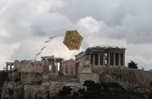 Στιγμιότυπα από το πέταγμα του χαρταετού στο λόφο Φιλοπάππου