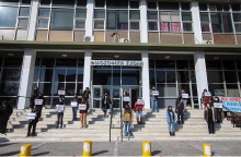 Παράσταση διαμαρτυρίας έξω από τη Φιλοσοφική Σχολή του ΑΠΘ
