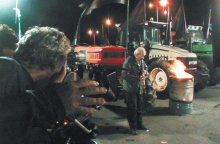 Σκηνές από τα γυρίσματα, ο Νίκος Παναγιωτόπουλος πίσω από την κάμερα και ο Δημήτρης Πουλικάκος.