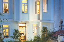 Ο Σταύρος Πετσόπουλος στο πολύ ωραίο οίκημα που στεγάζει τις εκδόσεις Άγρα