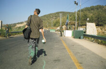 Francis Alys, «The Green Line» (Sometimes doing something poetic can become political and sometimes doing something political can become poetic), 2005. Courtesy: David Zwirner, New York.