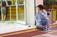 Ο Ορέστης Ανδρεαδάκης –για λίγο καιρό ξαποσταίνει– στην είσοδο του Αττικού