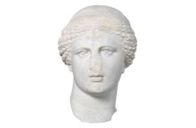 Κεφαλή Αφροδίτης, 1ος αι., Αττικού εργαστηρίου. Μάρμαρο Πάρου. Ύψος 0.40 μ. Αθήνα, Εθνικό Αρχαιολογικό Μουσείο, 1762.