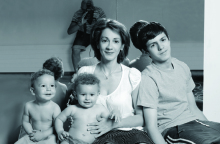 Η Μ. Ζουμπουλάκη με τα παιδιά της