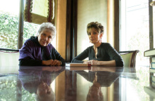 Η Κική Δημουλά στο σπίτι της μεταφράστριας Σεσίλ Ιγγλέση Μαργέλλου