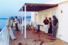 Ο Ανταίος Χρυσοστομίδης (αριστερά) στη διάρκεια των γυρισμάτων της εκπομπής «Οι κεραίες της εποχής μου» με τον συγγραφέα Αντόνιο Ταμπούκι στα Χανιά.