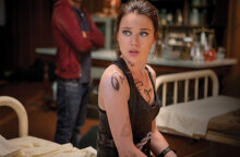 Η Λίλι Κόλινς στον ρόλο της Κλέρι