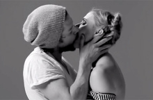 20 άγνωστοι φιλιούνται για πρώτη φορά