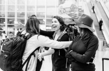 Όταν οι κολλητοί σου μένουν μακριά