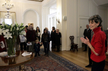 Η Πρέσβης Μs Kate Smith καλωσορίζει τους επισκέπτες στη Βρετανική Πρεσβευτική Κατοικία