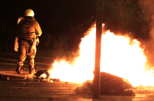 Μολότοφ τα ξημερώματα στο Πολυτεχνείο