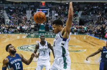 Σταθερός ο Γιάννης Αντετοκούνμπο, ανεβαίνουν οι Μπακς