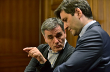 Πέφτουν κι άλλο αφορολόγητο, συντάξεις