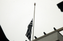 Μεσίστιες οι σημαίες στα σχολεία λόγω εθνικού πένθους