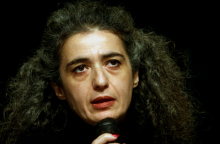 Ποια είναι η δικηγόρος που τραυματίστηκε από τη φωτοβολίδα των κουκουλοφόρων