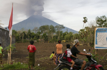 «Βρυχάται» το ηφαίστειο Αγκούνγκ στο Μπαλί 