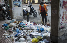 Γιορτές με σκουπίδια στην Αθήνα 