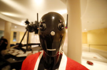 Ένα ρομπότ σε ρόλο dj σε club της Πράγας 