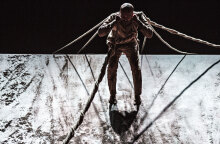 Ο «XENOS» του Άκραμ Καν στη Στέγη του Ιδρύματος Ωνάση ©Jean Louis Fernandez