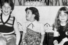 Ο Γιώργος Μαζωνάκης με τις αδερφές του, Μαρία και Βάσω