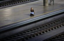 woman-train-platform-e1502185990476-1024x577.jpg